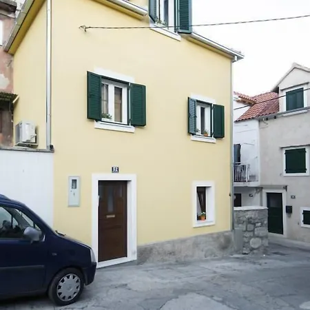 La Perla Luxury בית הארחה